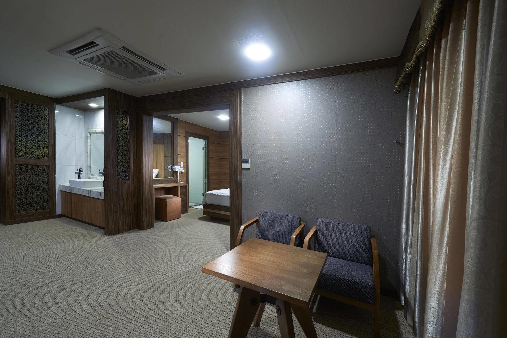 Benikea Premier Hotel Siheung Exteriör bild