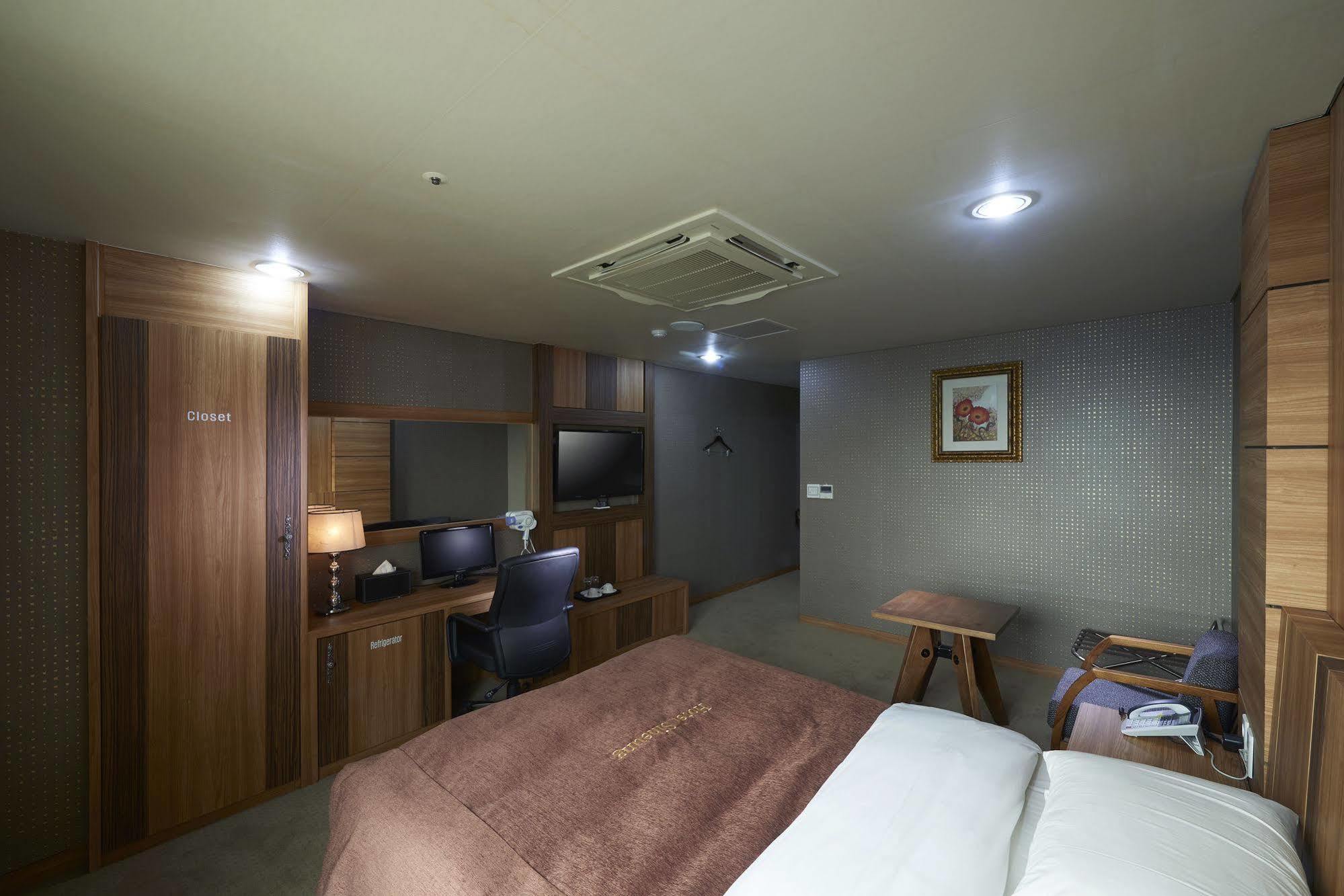 Benikea Premier Hotel Siheung Exteriör bild
